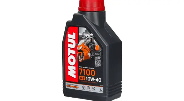 Czarna butelka oleju silnikowego Motul 7100 10W-40 z czerwonym korkiem i grafiką motocyklistów.