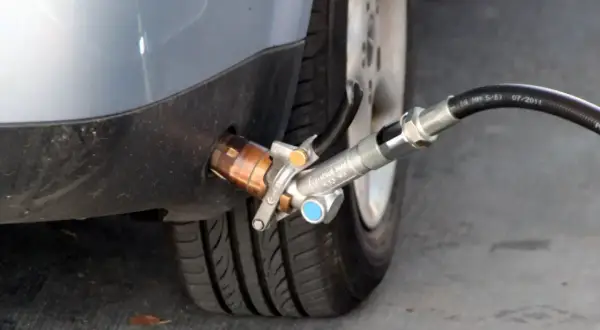 Poczuj gaz? Jak zakręcić zawór LPG w aucie krok po kroku