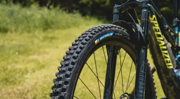 Jakie opony do roweru? Rozmiar, bieżnik, tubeless wybierz mądrze!